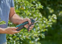 GARDENA AssistCut Gartenschere 3,6 V, mit 1 Akku